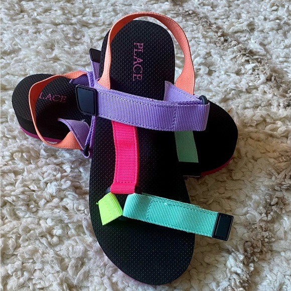 Like NEW! Youth Elasticized Sandals - Picture 3 of 4